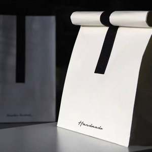 Sacs en papier blancs de luxe personnalisés avec logo imprimé en gros pour le commerce de détail et les cadeaux - Product Image 2