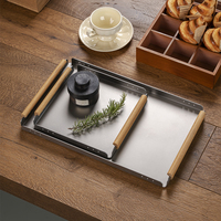 Plateau de service en acier inoxydable de qualité commerciale avec poignée en bois pour buffet, hôtel, restauration, bar et fêtes