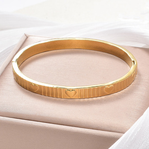 Pulseras y brazaletes finos de oro de 18k, circulares, refinados, pulidos, resistentes al óxido, con decoración de corazón moderna y distintiva de grano rayado, atemporales. - Product Image 4