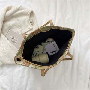 Sac fourre-tout à bandoulière THK Fashion grande capacité en toile de coton imprimé floral pour femmes – Luxe - Product Image 3