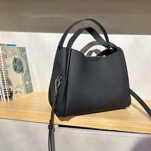 Sac à main en cuir de vachette Togo Litchi sans marque avec anse nouée, doublure entièrement en cuir, chic parisien, luxe discret, fournisseur boutique européen - Product Image 5