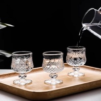 Tasse en verre Shochu de spiritueux vintage gravés, petit gobelet européen rétro en relief en verre à vin vente en gros