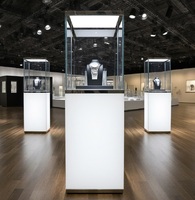 Vitrine de présentation de montres et de bijoux de luxe autoportante blanche en verre trempé avec éclairage LED, qualité muséale, pour l'aménagement de magasins de détail
