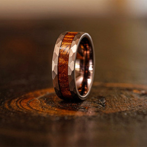 Vòng vonfram rộng 8mm với kết cấu búa phẳng-dát bằng gỗ sồi Thùng Rượu ở trung tâm | trong kho - Product Image 4