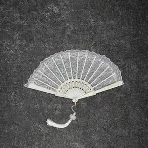 Éventail pliant en dentelle de style victorien espagnol, art populaire, en bambou peint, pour mariages ou cadeaux d'affaires - Product Image 3