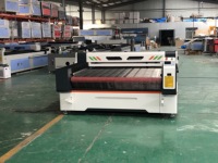Cortadora láser de alimentación automática para caucho de tela de madera con soporte de formato gráfico AI y BMP Cortador textil automático