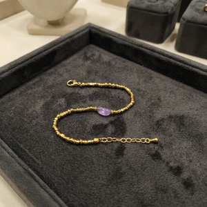 Bracelet artisanal Sstringz en laiton doré délicat non façonné avec perles de verre violet lavande, bijou de mode ajustable - Product Image 5