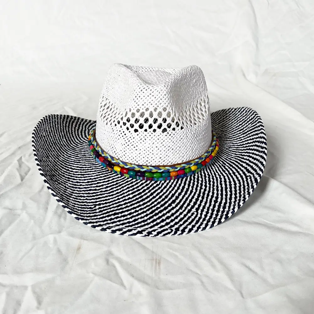 หมวกฟางคาวบอยสีดำสีขาวแบบต่อกันหมวกฟางพร้อมปีกม้วนลูกปัดสีฤดูร้อนหมวกคาวบอยสีขาวชายหาด