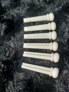 Cuerdas de guitarra folk hechas a mano de alta calidad con clavijas de punta de hueso, que se aseguran en la extremidad trasera de las cuerdas. - Product Image 2