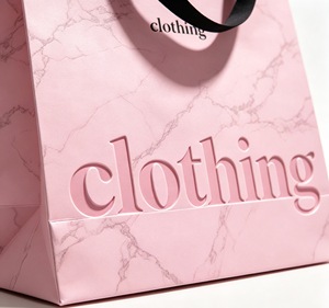 ถุงกระดาษร้านเสื้อผ้าระดับไฮเอนด์ ลายหินอ่อนสีชมพู แข็งแรงทนทาน พร้อมหูหิ้วไนลอนสีดำ และโลโก้แบบนูน - Product Image 4