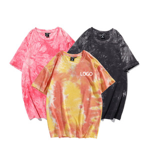 Camiseta de manga corta con efecto tie-dye para hombre, corte holgado, cuello redondo, algodón transpirable con estampado de logotipo para uso informal. - Product Image 1