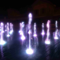 Fontaine interactive à eau dansante pour sol extérieur, personnalisée pour usage commercial