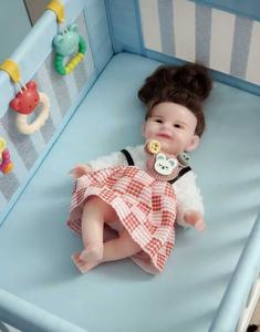 Poupée Reborn de 6 pouces en silicone platine lavable, avec doigts mobiles et sourcils peints, pour le confort en cas de dépression et la pratique en crèche - Product Image 4