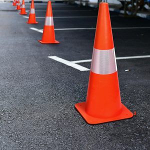 CITICITY Paquete de 4 Conos de Tráfico Reflectantes de 18 Pulgadas, Conos de Advertencia de Plástico Naranja para Estacionamiento, Construcción y Práctica de Conducción - Product Image 5
