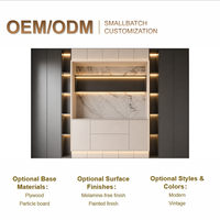 Buffet-bar en panneaux de bois bicolores sur mesure avec crédence et crédence en marbre, design moderne intégré pour salon et divertissement