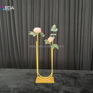 Centre de table floral en métal doré LEDA, décoration de roses artificielles, support moderne pour événements de mariage - Product Image 1