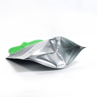 Pochette à bec verseur de forme spéciale, personnalisée, à effet métallique argenté, pour recharge d'additifs favorisant l'adhérence