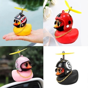 Accessoires de moto Canard jaune avec casque pour vélo sans lumières Accessoires de voiture automatique Canard dans la voiture Décoration intérieure de voiture - Product Image 2