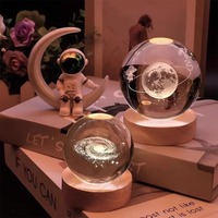 Lampu Malam Bola Kristal LED 3D USB dengan Proyeksi Berubah Warna, Lampu Meja Mini Putih Hangat dengan Alas Kayu untuk Dekorasi Rumah & Kamar