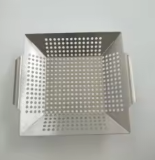 Panier de barbecue perforé antiadhésif en acier inoxydable avec poignée pour utilisation en extérieur - Product Image 2
