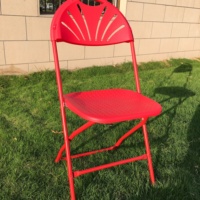 Chaise pliante portable en acier et plastique pour l'extérieur avec trous dans le siège, idéale pour les événements et la location