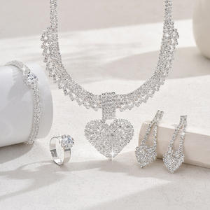 Parure de bijoux vintage éblouissante pour mariée, avec collier et boucles d'oreilles en forme de cœur orné de strass, plaqué or et argent, idéale pour mariages, fêtes et la Saint-Valentin - Product Image 3