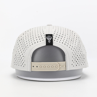 Casquette de sport à 5 panneaux personnalisée BSCI, casquette à visière plate avec logo patch et corde, casquette snapback pour homme avec trous découpés au laser