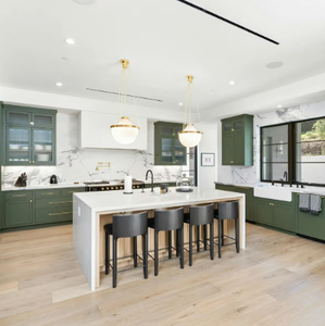 Armoires de cuisine en bois massif vert foncé sur mesure, style américain, ensemble d'armoires de cuisine avec îlot central pour villa - Product Image 6