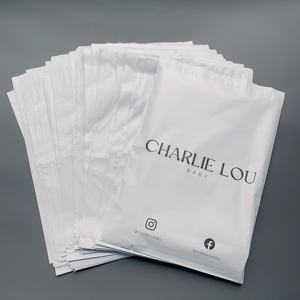 Enveloppes en polyéthylène blanches mates personnalisées avec impression couleur - Sacs d'expédition de marque pour les marques de beauté et de mode - Product Image 4