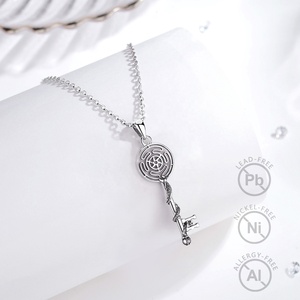 Vente en gros de bijoux tendance en argent sterling 925 plaqué or 18 carats avec pendentif clé de la roue Hécate pour femmes - Product Image 4