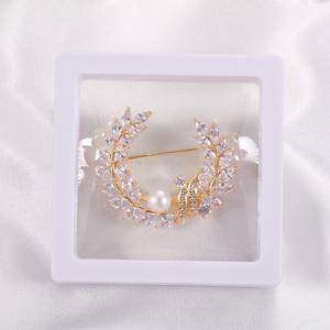 Broche haut de gamme à la mode avec zircon super scintillant, branche d'olivier, perle d'eau douce, design de niche, style luxe léger - Product Image 4