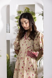 Robe évasée imprimée rouge et marron boueux pour femme avec col à volants et détail de bordure à la taille pour un style décontracté et élégant - Product Image 5