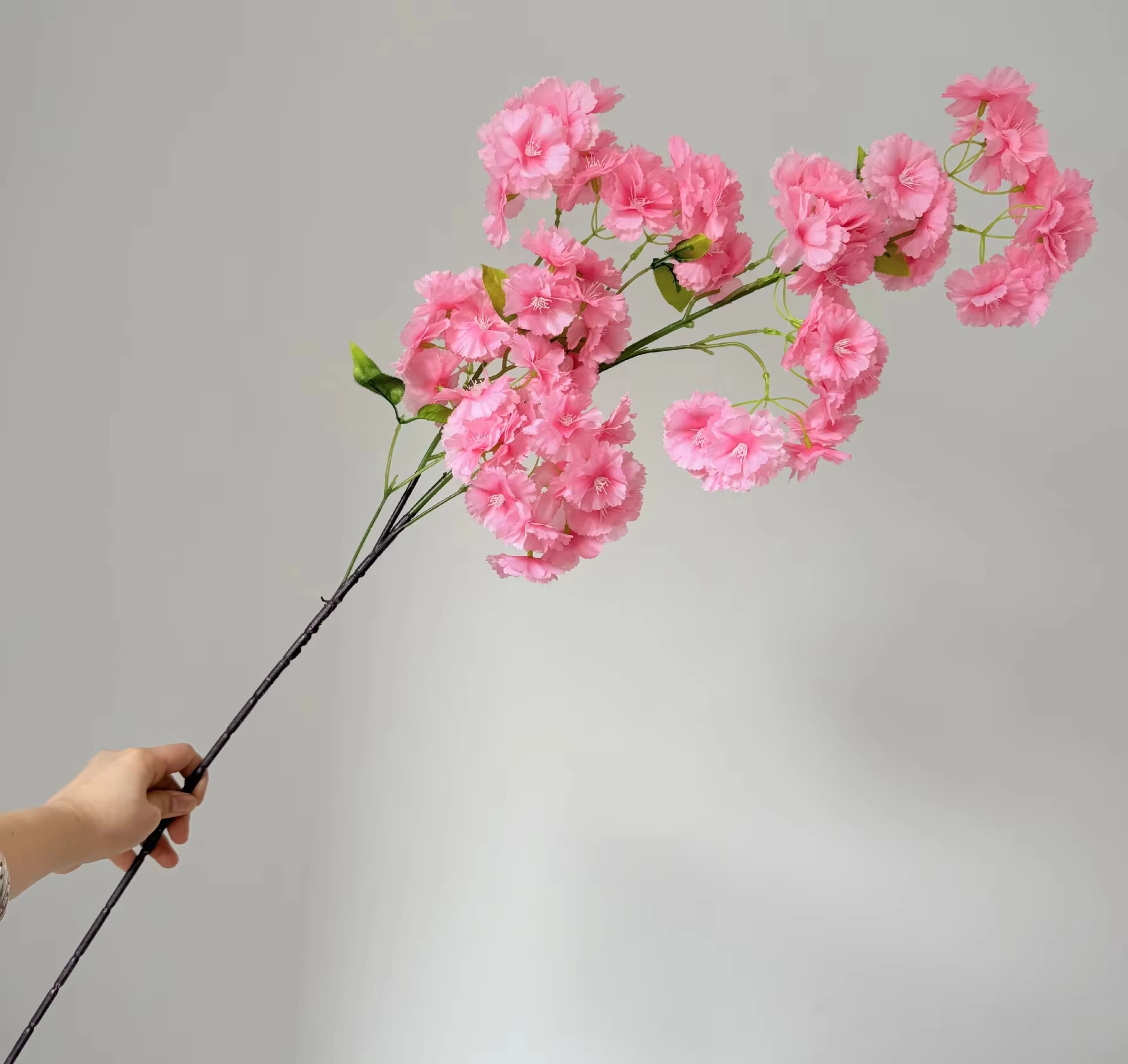 Fleur artificielle de cerisier en fleurs, couleur poudre intense.