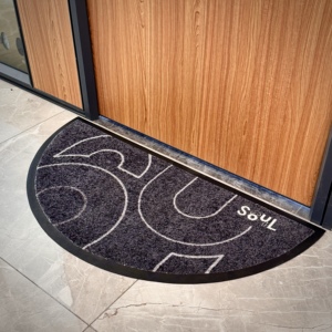 Tapis d'<span class=keywords><strong>entrée</strong></span> de luxe personnalisé en nylon écologique, antibactérien, imperméable, imprimé sur mesure pour les hôtels, les bureaux, les bâtiments gouvernementaux - Product Image 3