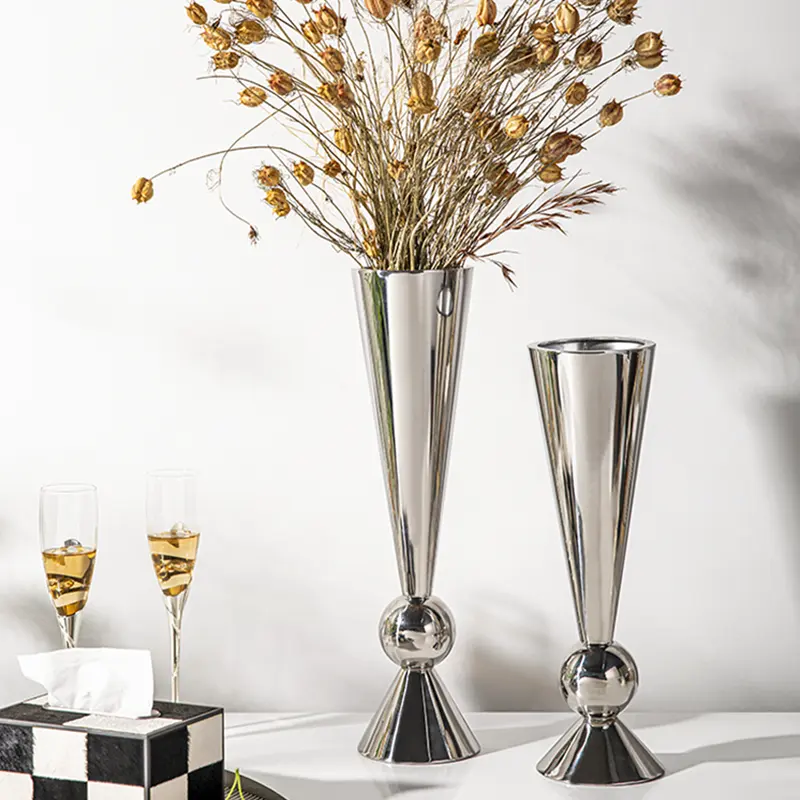 カスタマイズされたライトラグジュアリーミラーリングシルバーメタル花瓶ドライフラワー付きステンレススチール花瓶飾り結婚式のホテルの装飾