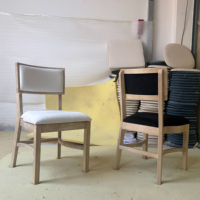 Chaises d'hôtel empilables avec dossiers et coussins amovibles à velcro