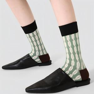 Chaussettes pour femmes en tricot torsadé vert avec accent Lurex, chaussettes tendance bicolores pour tenue habillée et décontractée, chaussettes de sport pour femmes - Product Image 2