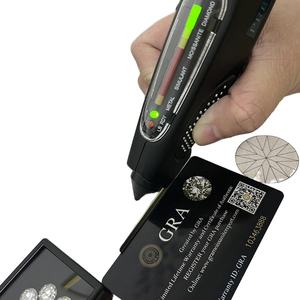 พลอยมอยส์ซาไนต์ทรงกลม น้ำหนัก 1 กะรัต สี D ความสะอาด VVS พร้อมใบรับรอง GRA สำหรับนาฬิกาที่ใช้พลอยมอยส์ซาไนต์ - Product Image 1