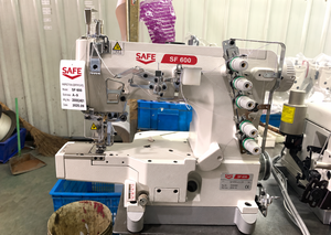 Machine à coudre interlock SF-600-01-CB pour la pose de bandes de couture sur les sous-vêtements, les t-shirts et les slips, avec moteur à entraînement direct - Product Image 2