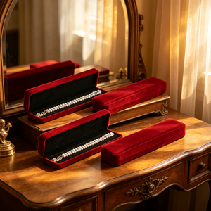 Caja Rectangular Clásica de Terciopelo Rojo para Collares Largos, con Forro Interior Negro, para Collares de Perlas, Cadenas y Joyería, Empaque para Venta al por Menor - Product Image 3