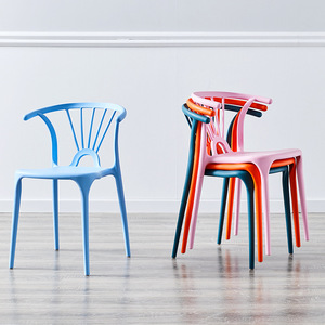 Chaise de salle à manger en plastique PP empilable d'extérieur nordique |   Sièges de jardin colorés pour restaurant, <span class=keywords><strong>caf</strong></span>é et appartement |   Vente en gros d'usine - Product Image 1