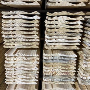 Moulures de plafond en bois de pin élégantes, blanches, apprêtées, modernes, pour la décoration de plafond d'hôtel - Product Image 3