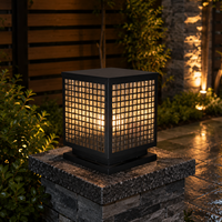Lampe de poteau extérieure moderne avec diffuseur globe et accent décoratif montagne
