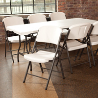 Chaises pliantes légères et portables en plastique blanc pour événements, idéales pour la restauration extérieure, l'entreposage et les fêtes de jardin - Vente en gros