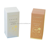 Coffret d'articles de toilette bleu texturé pour hôtel, avec logo personnalisé en relief, comprenant brosse à dents, savon, peigne, rasoir jetables et emballage en carton