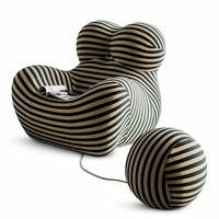 Fauteuil à bascule UP5 iconique et moderne, style italien de luxe léger, avec repose-pieds sphérique, idéal pour salon, chambre et espace détente.