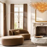Canapé asymétrique moderne sans accoudoirs, au design raffiné et décontracté, avec une silhouette généreusement rembourrée et une base en bois brun, idéal pour appartement et école
