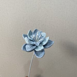 Bouquet d'<span class=keywords><strong>Amaryllis</strong></span> au Crochet Fait Main de Qualité Supérieure – Artisanat Floral Tricoté Exquis – Décoration de Table – Arrangement de Luxe pour la Maison - Product Image 4