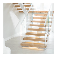 Escalier à monopoutre en acier découpé au laser, montantes ouvertes, marches en noyer, main courante minimaliste