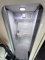 Camping-car SAIC MAXUS V80 Diesel, cinq places, deux chambres, grand espace intérieur, toilettes séparées, système d'eau et d'alimentation complet.